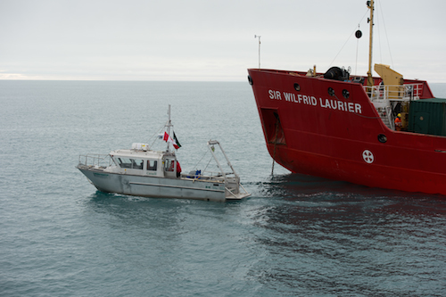 Le MV Investigator à côté du CCGS Sir Wilfrid Laurier dans le détroit d’Alexandra dans la zone de recherche nord