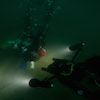 Un plongeur retire une semelle de chaussure de l’épave du HMS Investigator